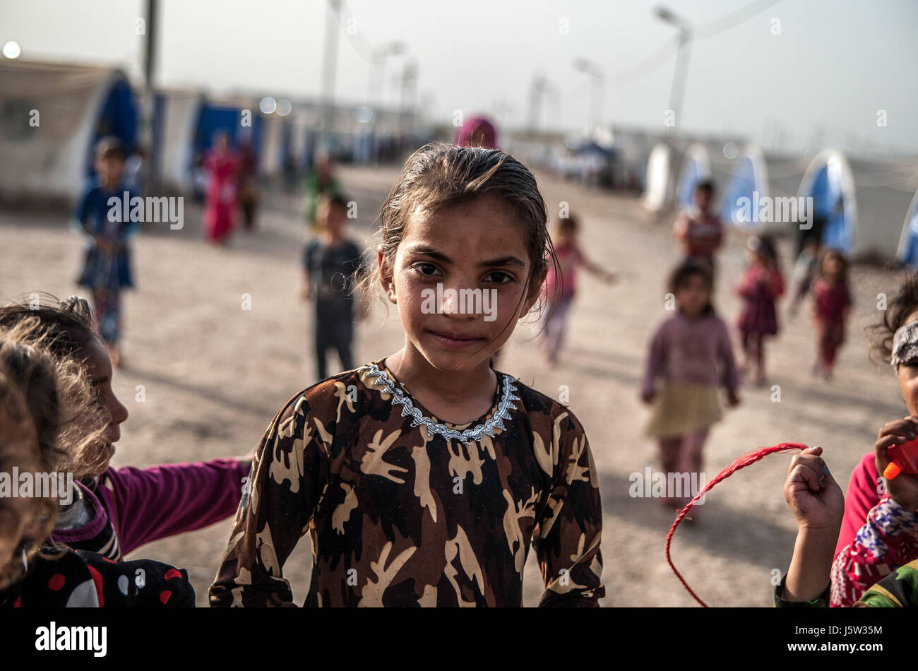Kinder zu Fuß durch den Hammam Al Alil IDP Camp Irak vertrieben Stockfoto