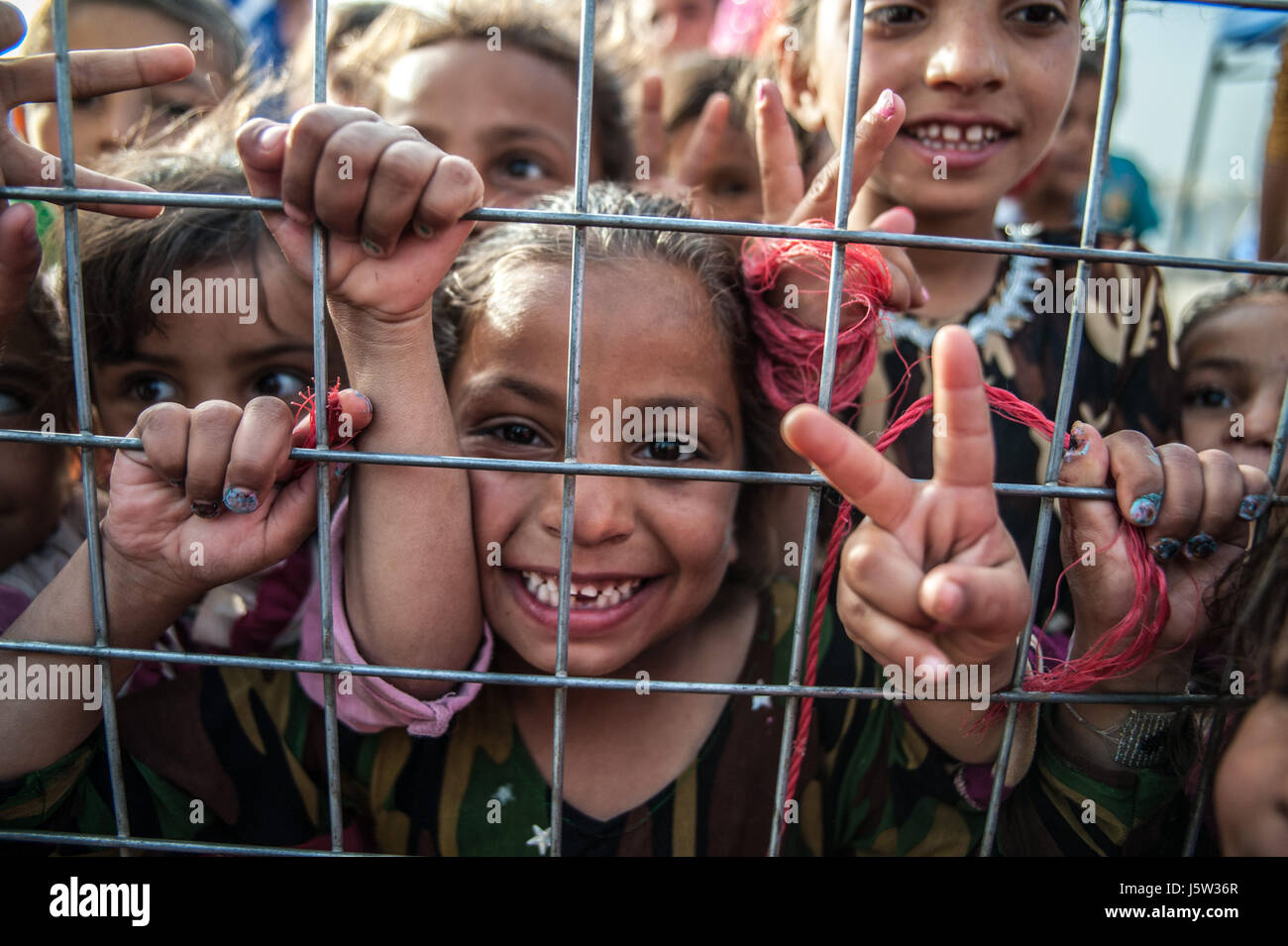 Kinder zu Fuß durch den Hammam Al Alil IDP Camp Irak vertrieben Stockfoto