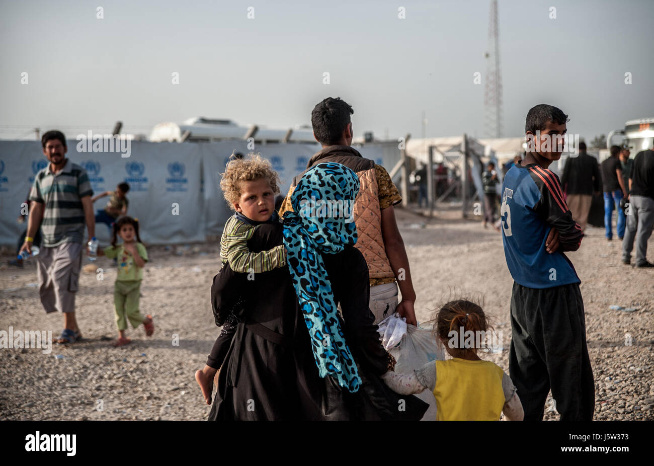 Vertriebenen Mutter und Kind geben Sie Hammam Al Alil Flüchtlingslager, Irak Stockfoto