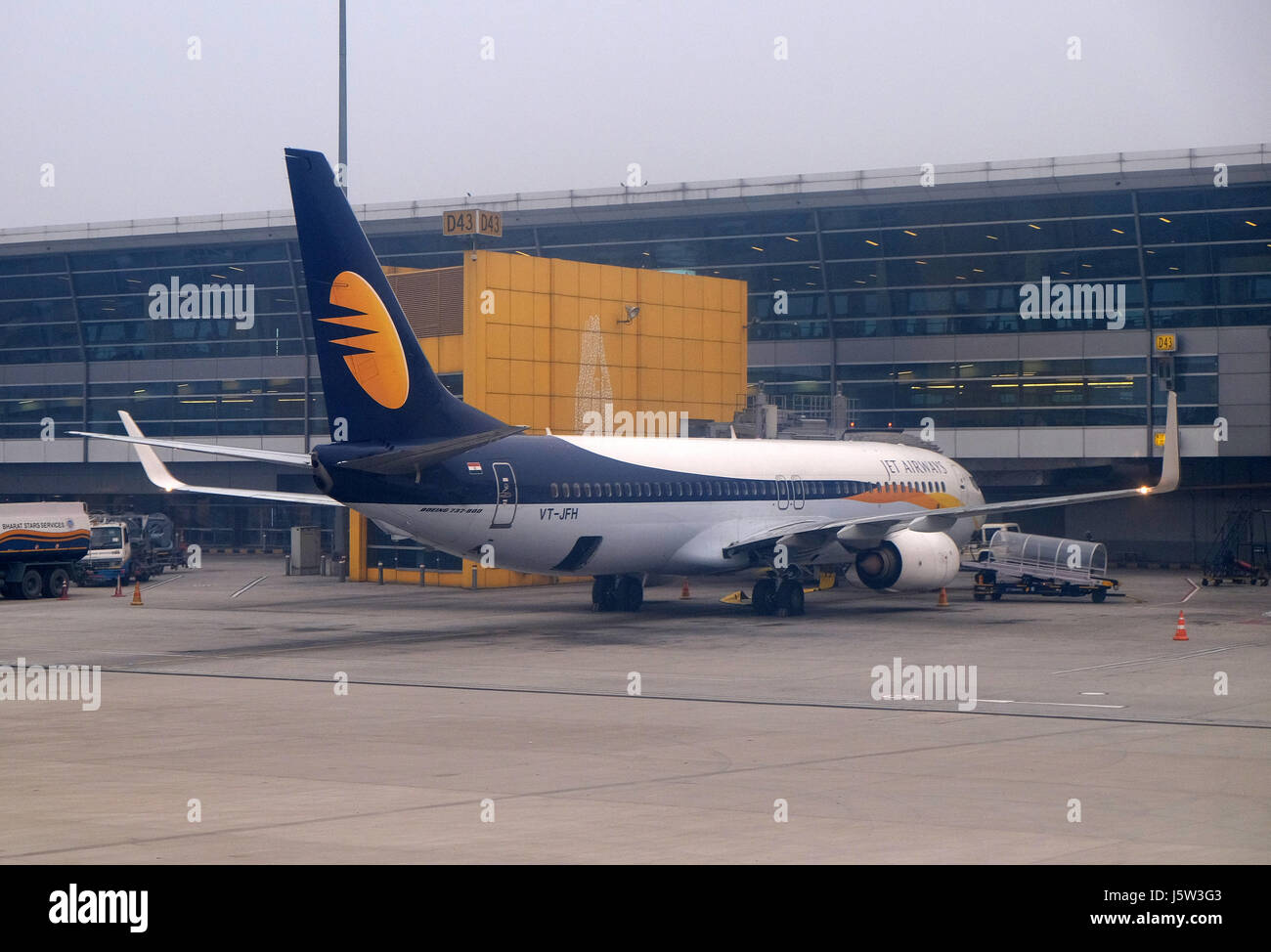 Boeing 737-800 durchgeführt von Jet Airways am Delhi international Airport Stockfoto