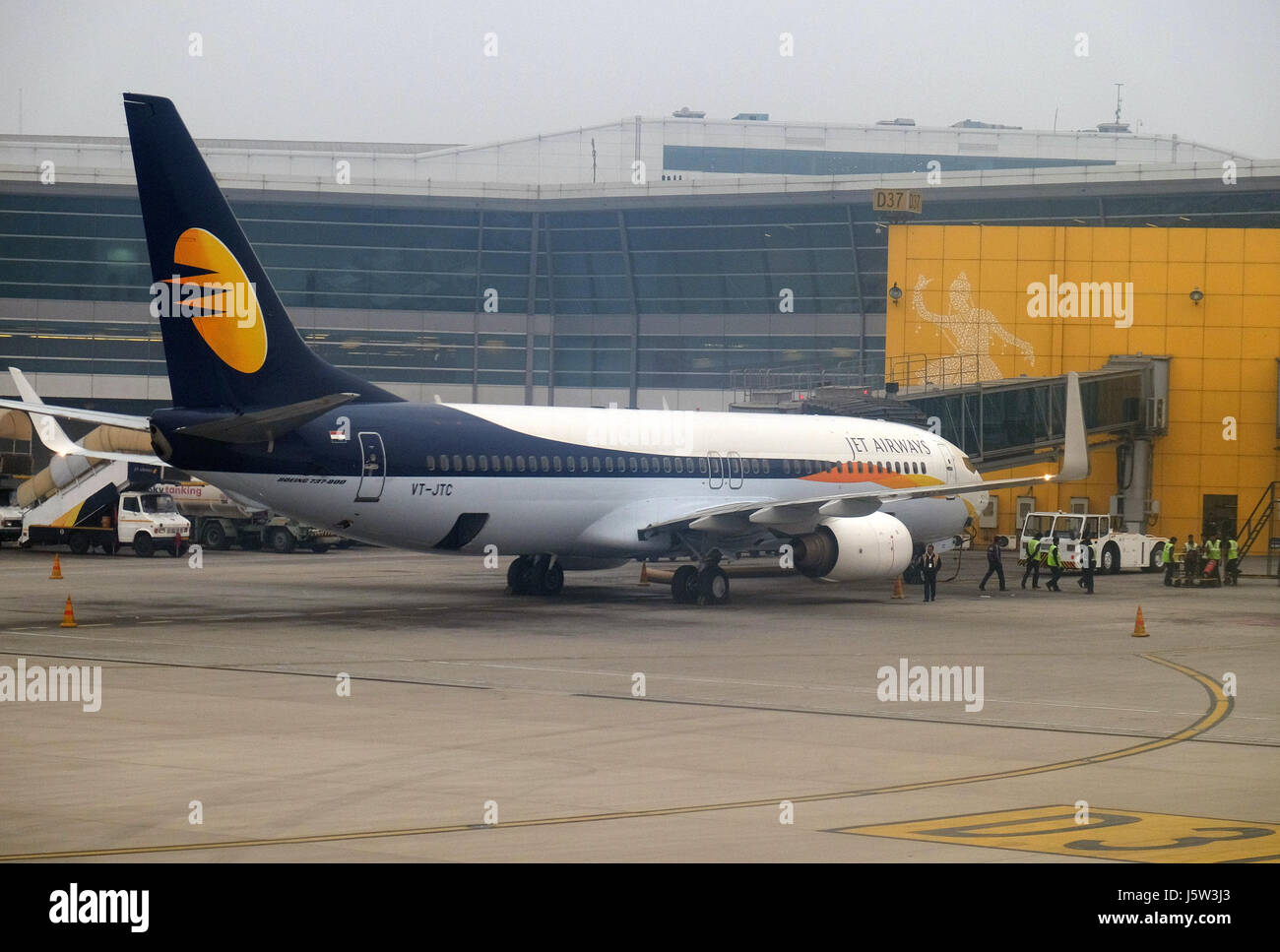 Boeing 737-800 durchgeführt von Jet Airways am Delhi international Airport Stockfoto