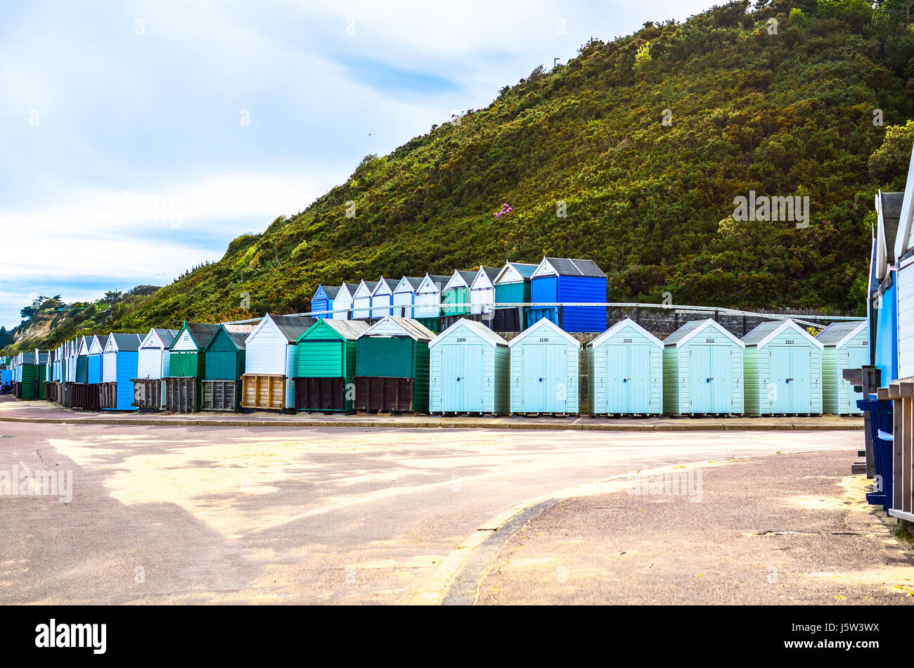 Strandhütten an der Strandpromenade von Bournemouth Stockfoto