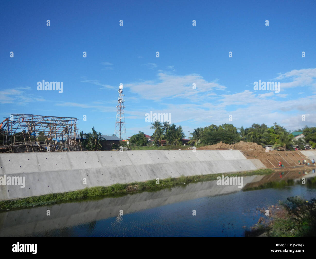 Dieses Bild zeigt die Tigpalas-Brücken über dem San Miguel River in der Provinz Bulacan. Die Struktur verbindet die Regionen entlang des Flusses, was die technische und die Infrastruktur des Gebiets hervorhebt. Stockfoto