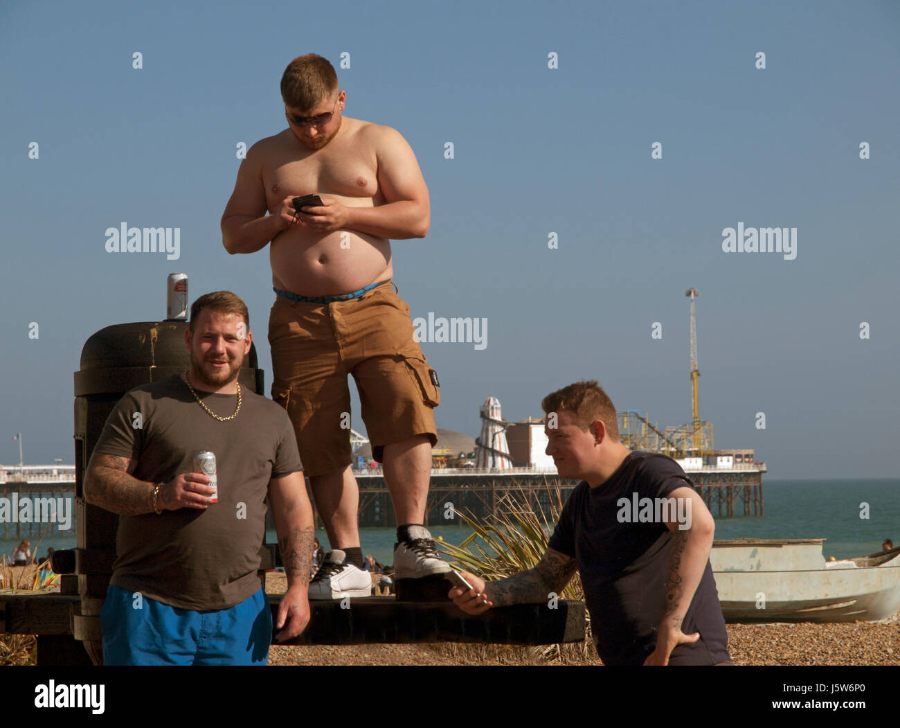 Einige große Jungs am Strand in Brighton Stockfoto