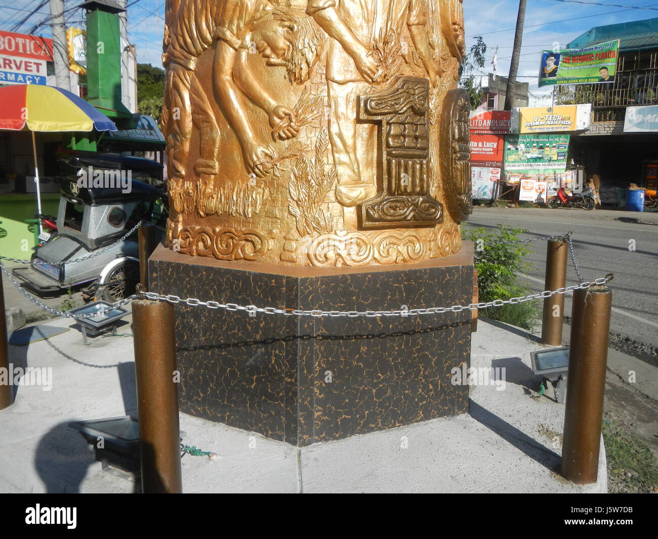 Das Bantayog ng Sentenaryo in Bustos, Bulacan, Philippinen, erinnert an 100 Jahre historischer Bedeutung von 1917 bis 2017 und markiert Meilensteine in der Entwicklung und dem Erbe der Region. Stockfoto