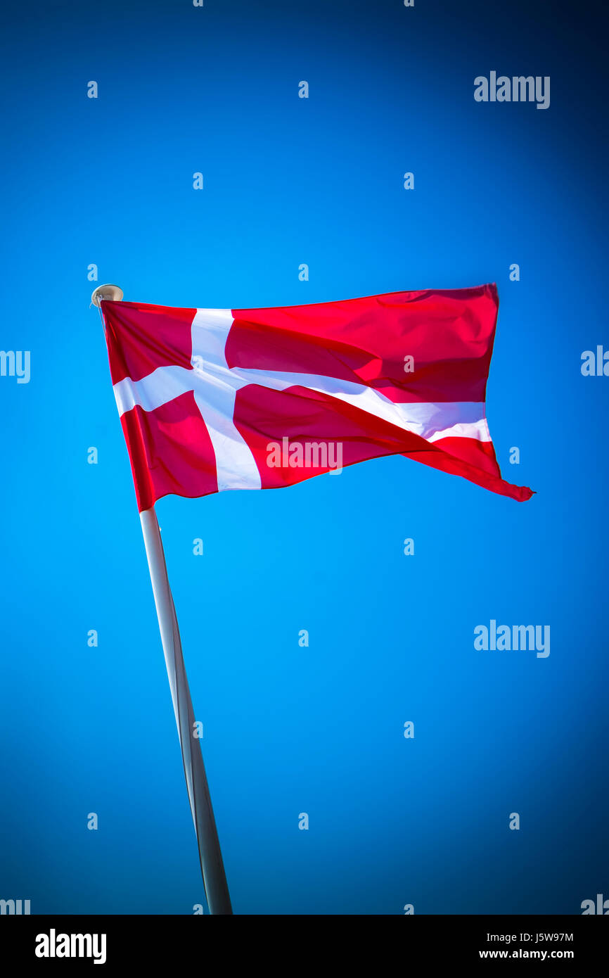 Dänemark Flagge an sonnigen Tag gegen klar blauen Himmel Stockfoto