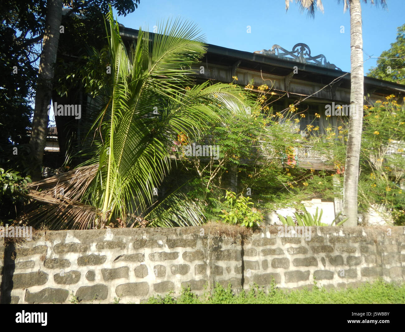 Dieses Bild zeigt alte Häuser in der Poblacion Gegend von San Vicente, San Miguel, Bulacan. Die traditionelle Architektur dieser Häuser spiegelt das kulturelle Erbe der Region und die Geschichte der philippinischen Familienwohnungen in ländlichen Gegenden wider. Stockfoto