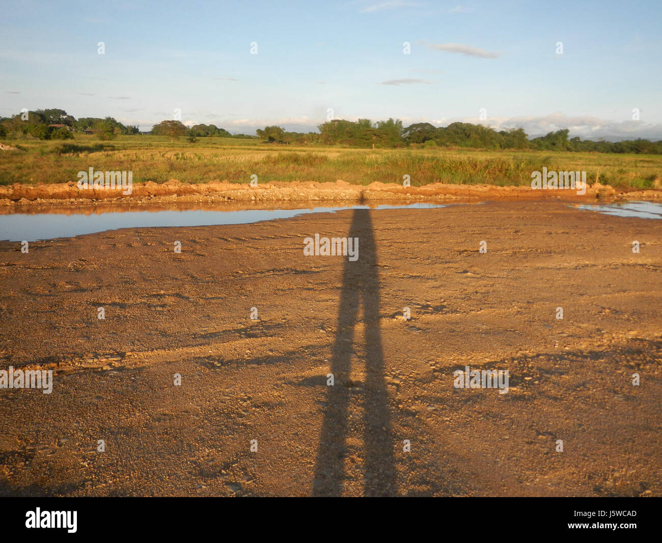 Ein Blick auf den Bau der Plaridel Bypass Arterial Road in San Rafael, Bulacan, Teil eines Infrastrukturprojekts auf den Philippinen. Stockfoto