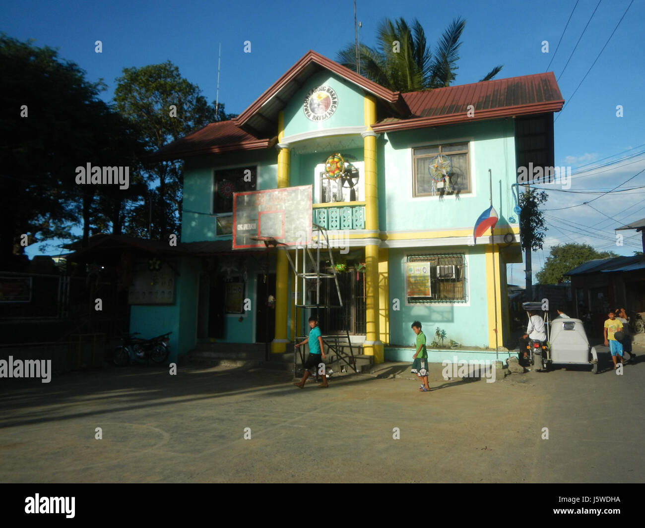 Dieser Eintrag bezieht sich auf verschiedene Straßen und Felder in den Baranggays von Tambubong, Batia und Bocaue in Bulacan, Philippinen. Diese Gebiete sind bekannt für ihre landwirtschaftliche Tätigkeit und ihre kommunale Infrastruktur, mit Straßen, die Ortschaften für Transport und Handel verbinden. Stockfoto