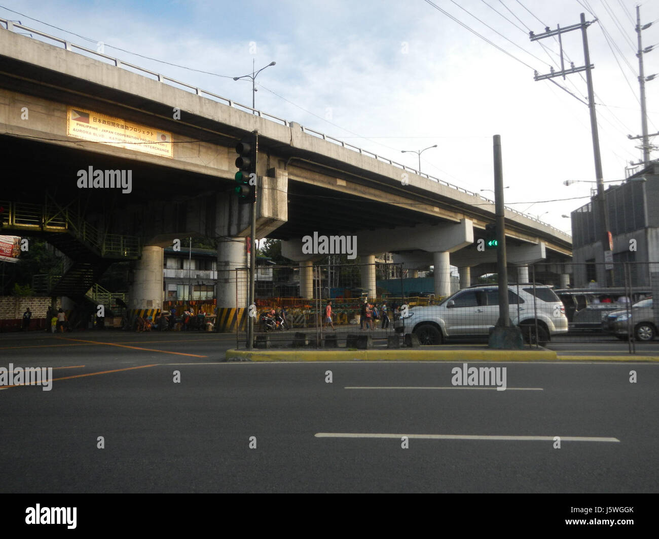 Die Kreuzung von Aurora Boulevard und Katipunan Avenue in Metro Manila ist ein wichtiges Gebiet für den städtischen Nahverkehr. Dieser Autobahnkreuz spielt eine Schlüsselrolle bei der Steuerung des Verkehrsflusses zwischen Pasig und Quezon City. Stockfoto