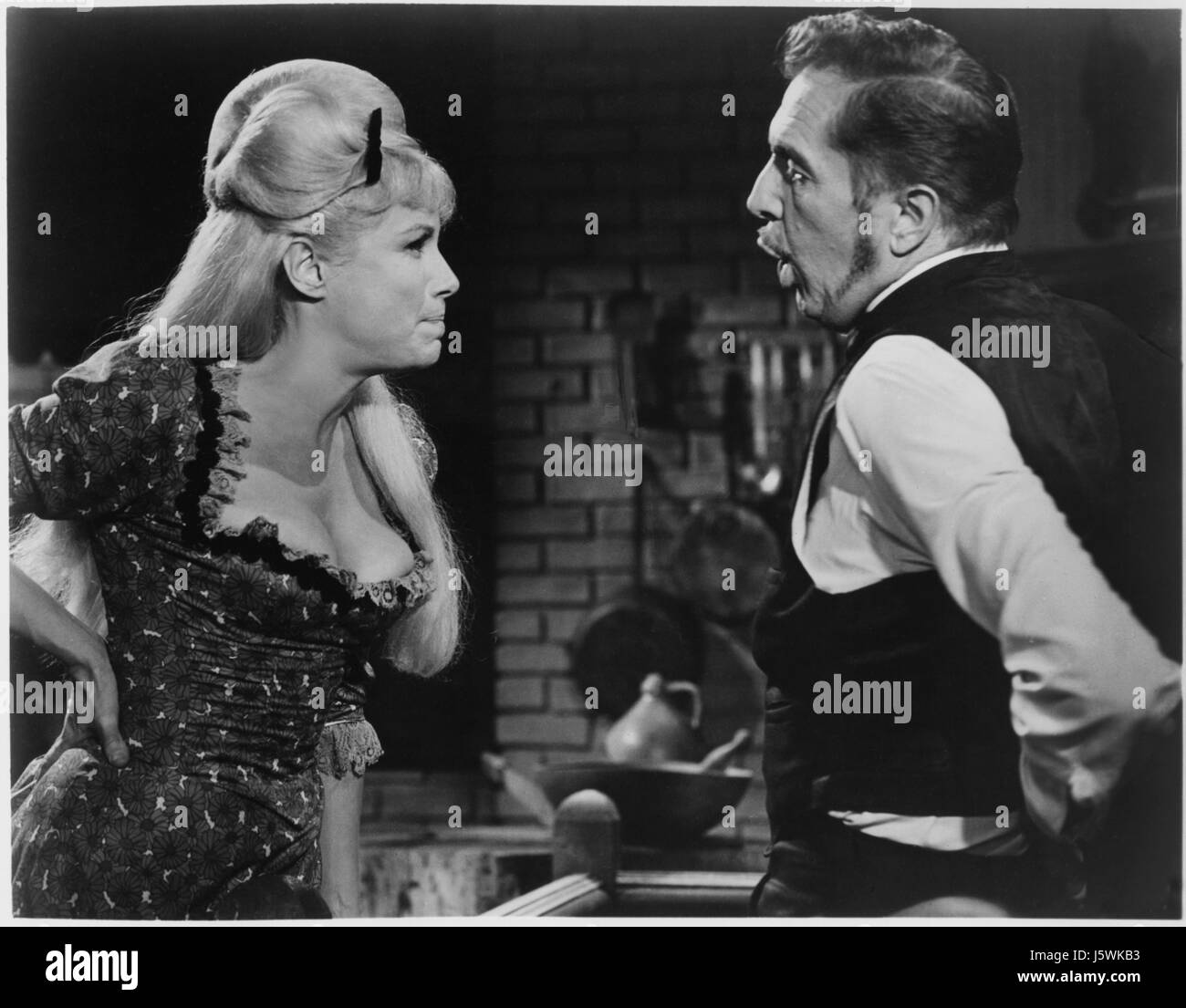 Joyce Jameson, Vincent Price, am Set des Films "Comedy of Terrors", 1963 Stockfoto Joyce Jameson, Vincent Price, am Set des Films "Comedy of Terrors", 1963 Stockfoto
