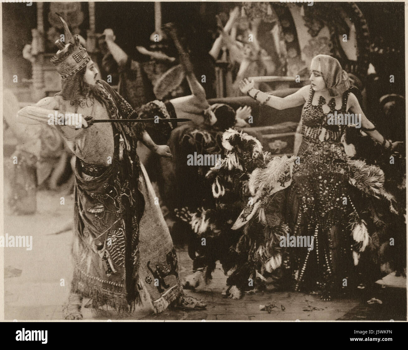 Alfred Paget, Seena Owen am Set des alten babylonischen Geschichte als Teil des Stummfilms, "Intoleranz" von d.w. Griffith, 1916 Stockfoto