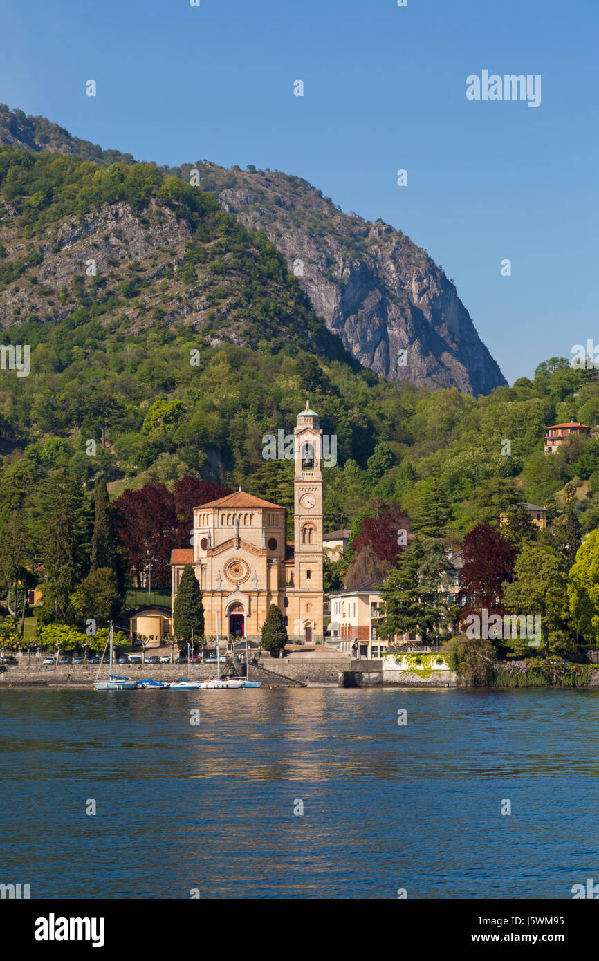 Blick von Lenno in auf Tremezzo mit der Kirche von San Lorenzo Tremezzo Comer See, Italien im April Stockfoto