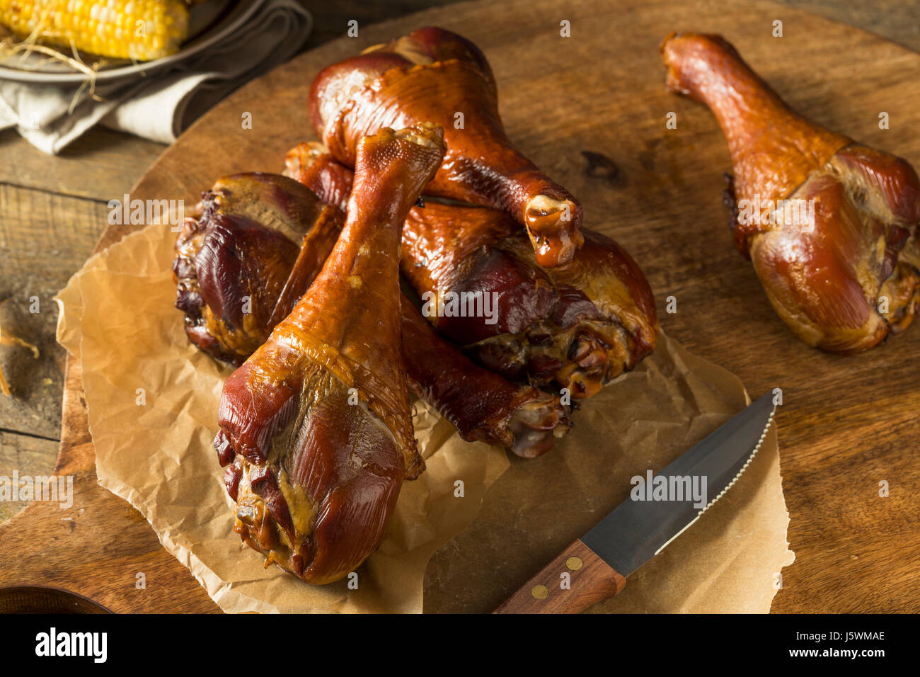 Grill rauchte Putenschenkeln essfertig Stockfoto