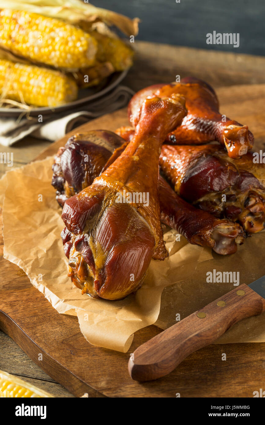 Grill rauchte Putenschenkeln essfertig Stockfoto