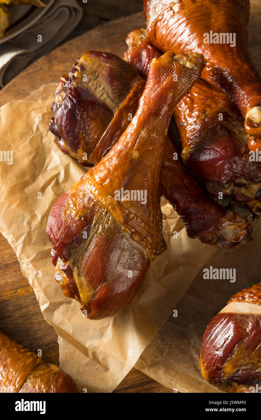 Grill rauchte Putenschenkeln essfertig Stockfoto