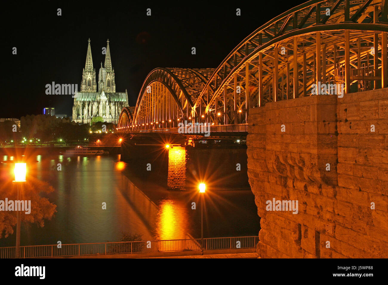 Kölner Dom mit Hohenzollernbrücke Stockfoto