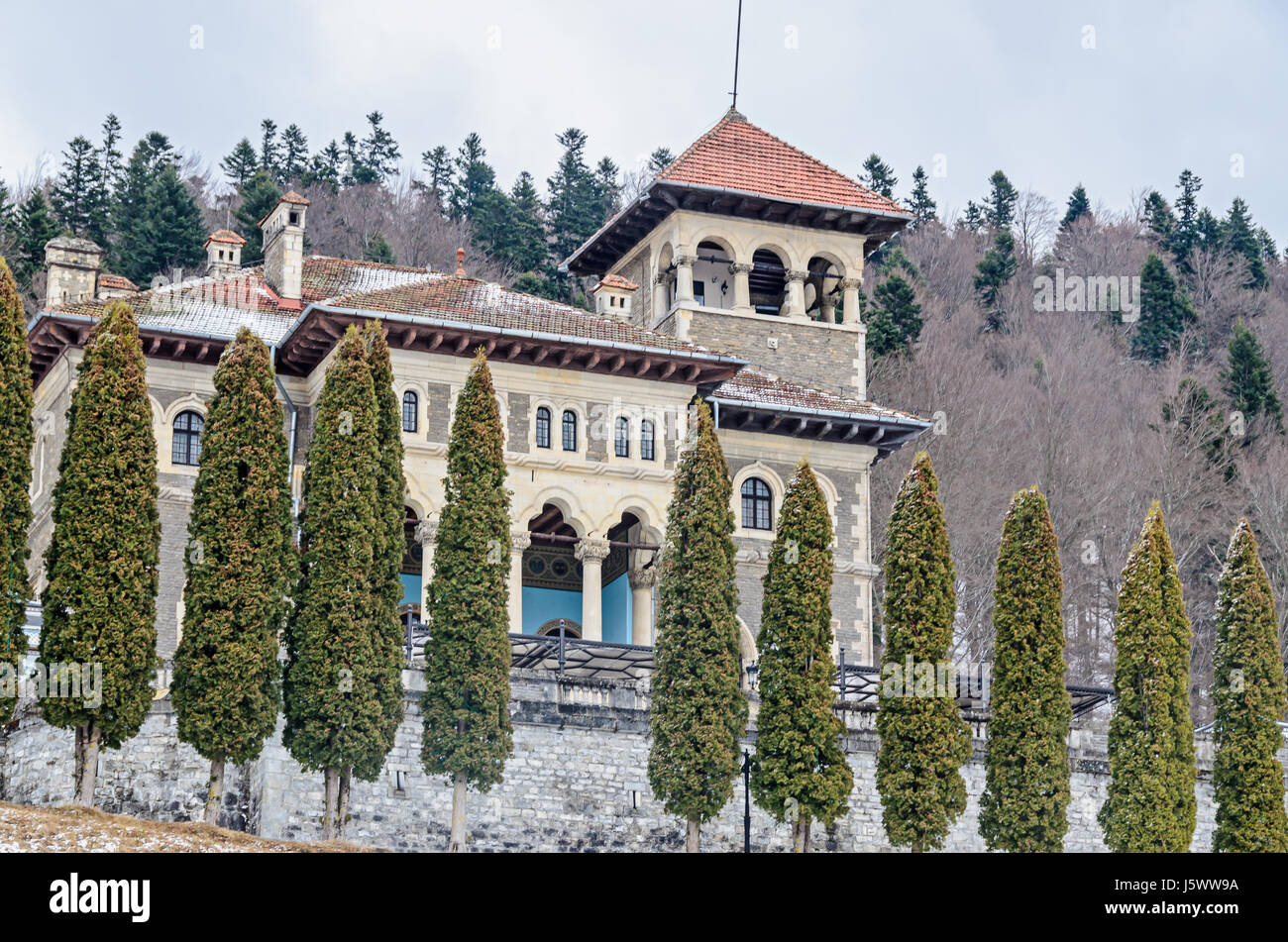 Der Cantacuzino-Palast (Palatul Cantacuzino) aus Busteni, Rumänien, Winterzeit mit Schnee und Eis. Stockfoto