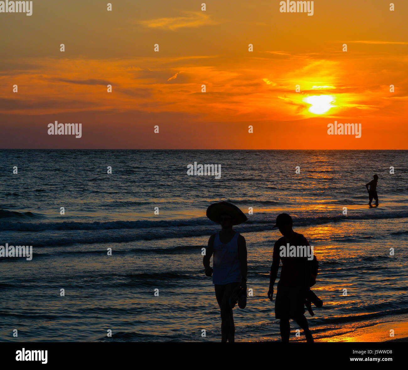 Den Sonnenuntergang mit der Silhouette des Menschen am Strand. Dies ist in Indian Rocks Beach, Golf von Mexiko, Florida Stockfoto