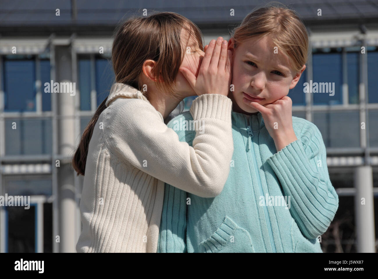 erzählen Sie Geheimes Flüstern Vertrauen bekannte anvertrauen Gerücht Mädchen Mädchen Kind Kinder Stockfoto