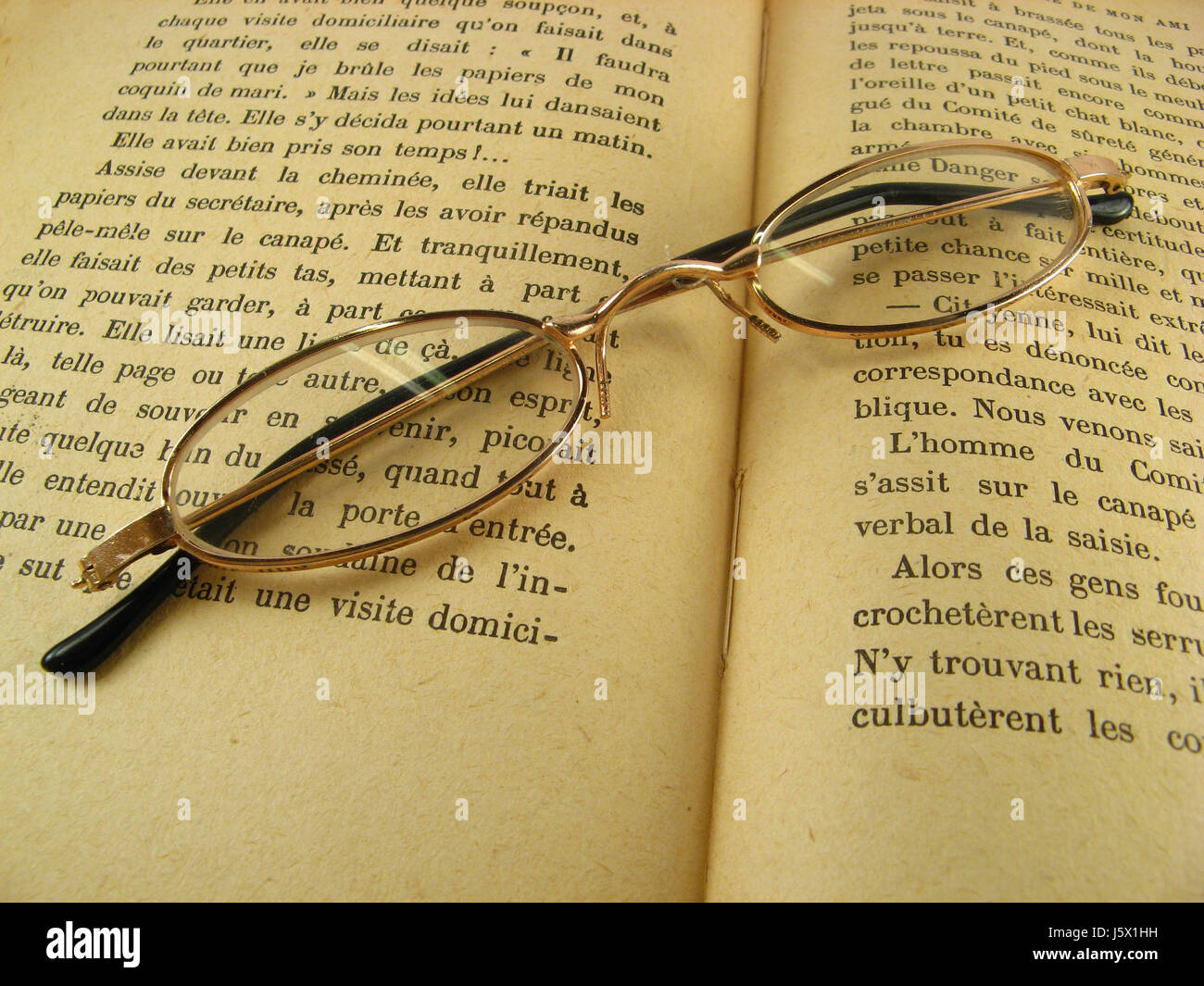 Brille Brille Brille lesen Buch Seiten Seiten schrieb Literatur schreiben Stockfoto