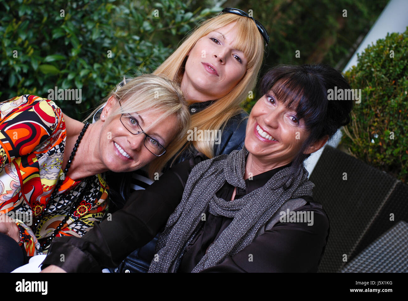 Freundschaft Mode Damen Gruppe Freundinnen lachen lachen lachen Twit