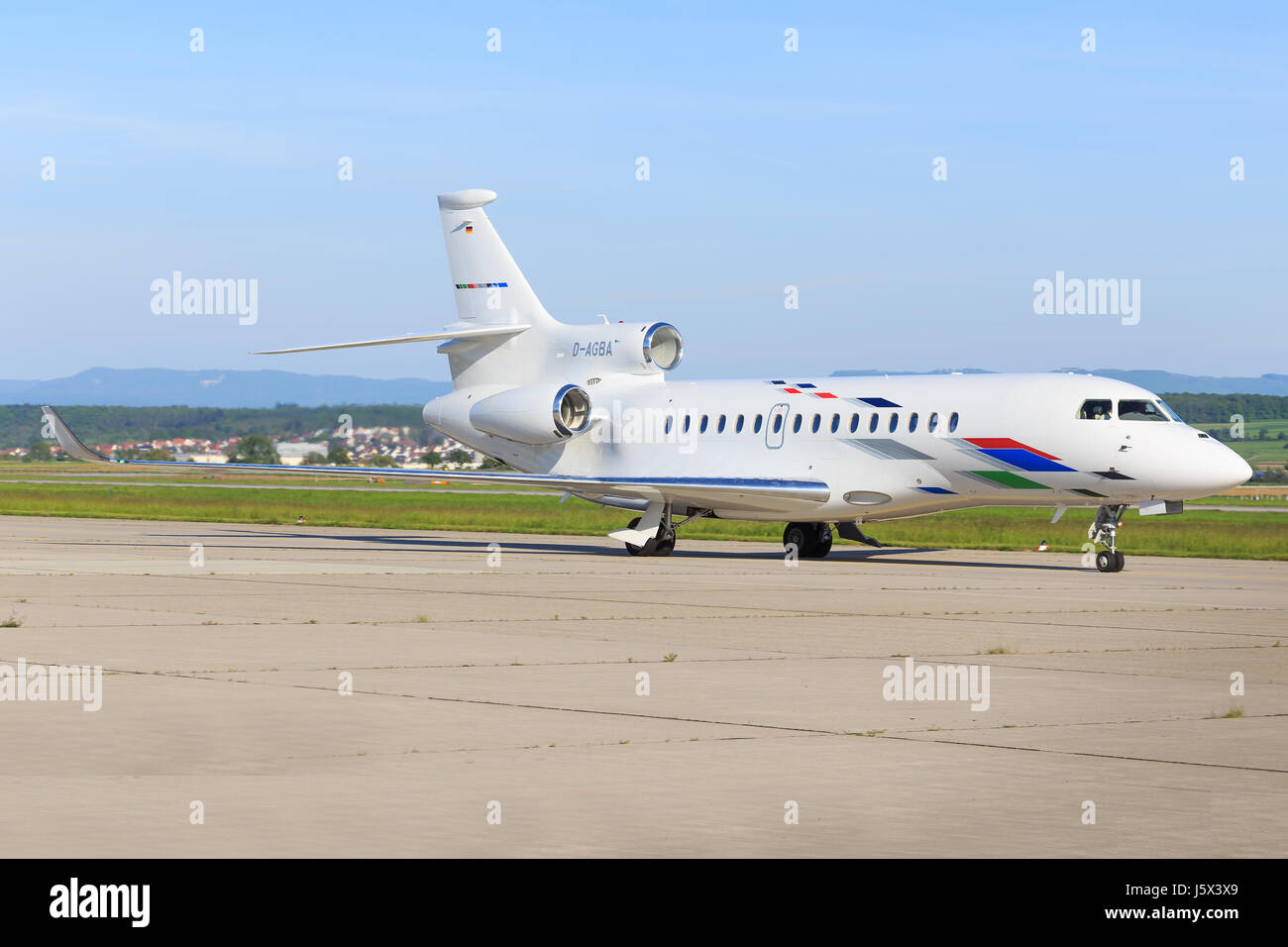 Stuttgart/Deutschland, 14. März 2016: Dassault Falcon 8X von VW am Flughafen Stuttgart. Stockfoto