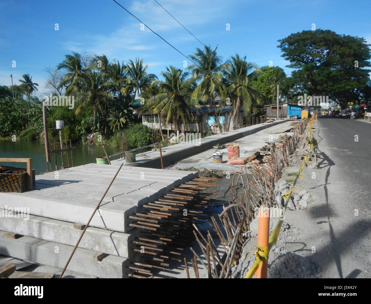 Foto des laufenden Baus der Oriente-Brücke in San Miguel, Bulacan, wobei die Infrastrukturentwicklung und die Ingenieurarbeit hervorgehoben werden. Stockfoto