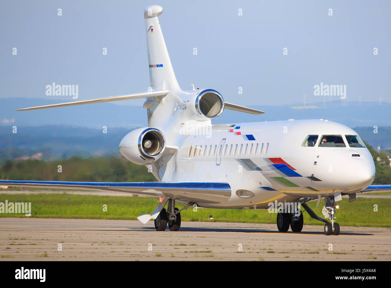 Stuttgart/Deutschland, 14. März 2016: Dassault Falcon 8X von VW am Flughafen Stuttgart. Stockfoto