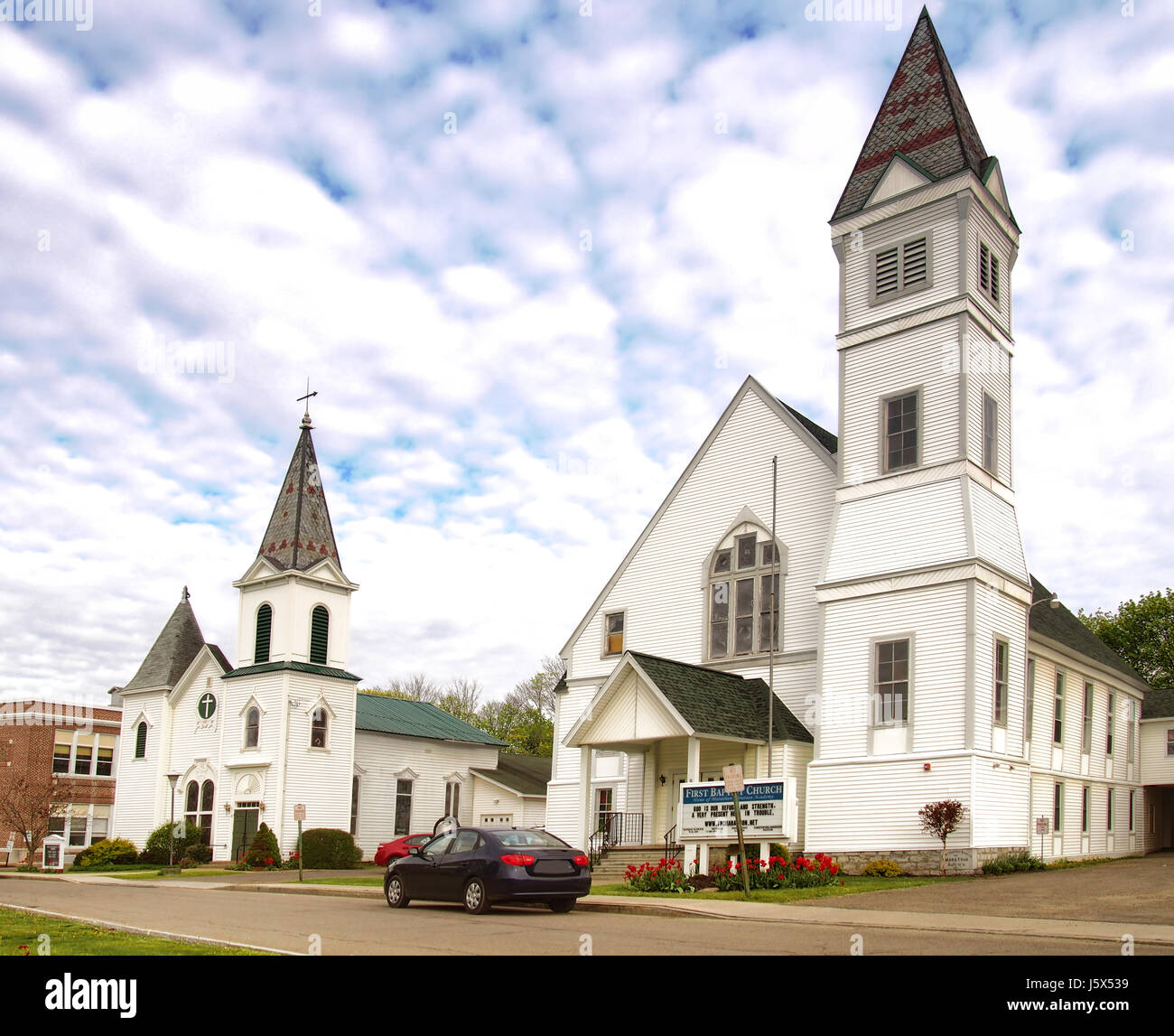 Marathon, New York, USA. 12. Mai 2017. Die First Baptist Church und Baptist Kirche Pfarrhaus in der Innenstadt von Marathon, New York Stockfoto