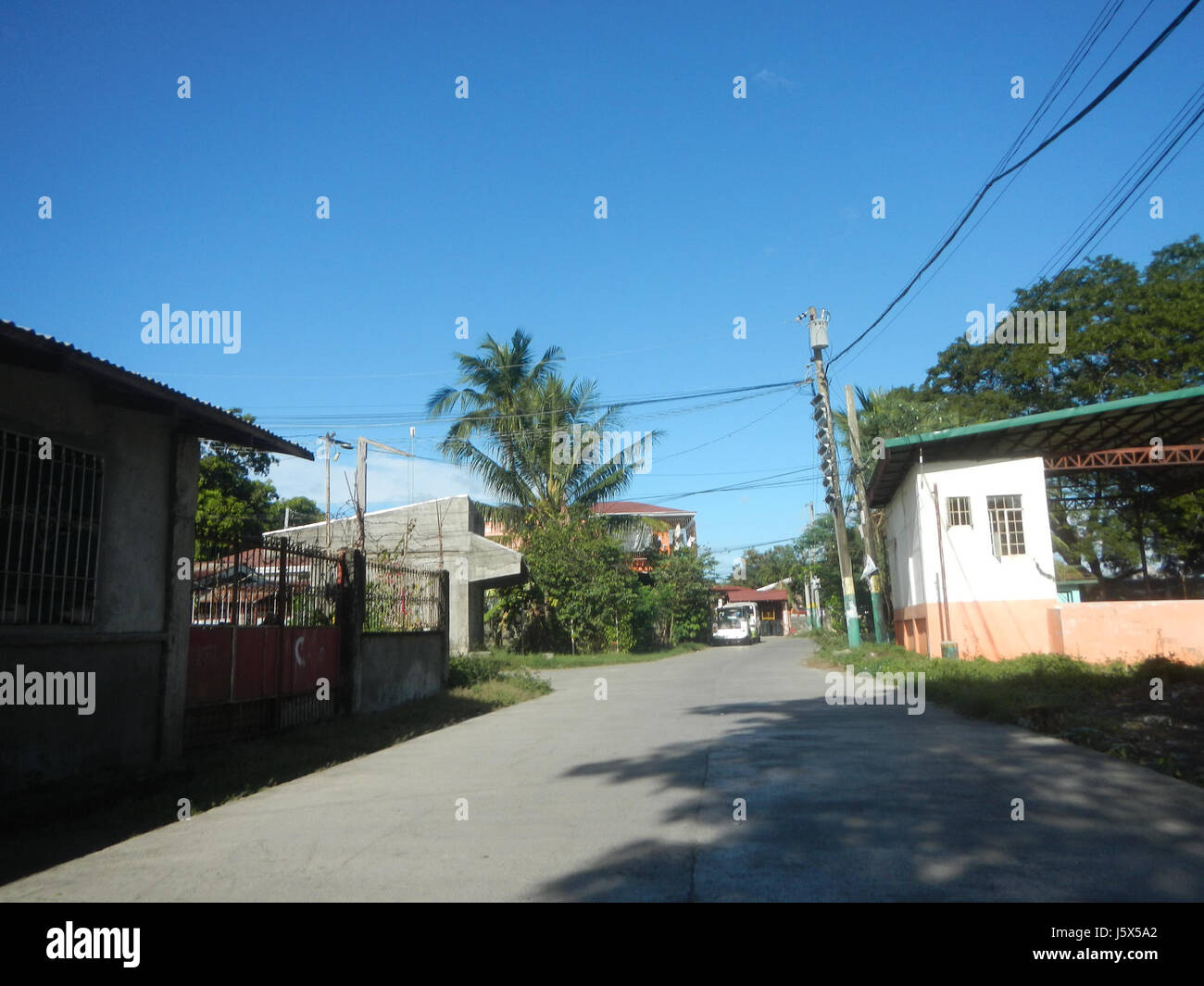 Dieser Eintrag bezieht sich auf verschiedene Straßen und Straßen in Gapan City, einschließlich der Baranggays San Lorenzo und Mangino. Die Straßen sind für den Nahverkehr und die Stadtplanung von Bedeutung. Stockfoto