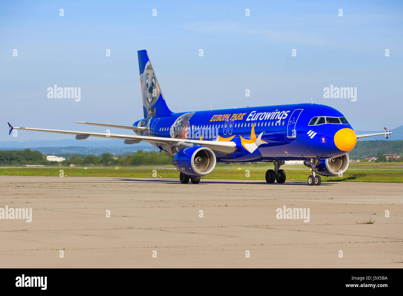 Stuttgart/Deutschland 10. März 2017: Airbus A320 von Eurowings am Stuttgarter Flughafen. Stockfoto