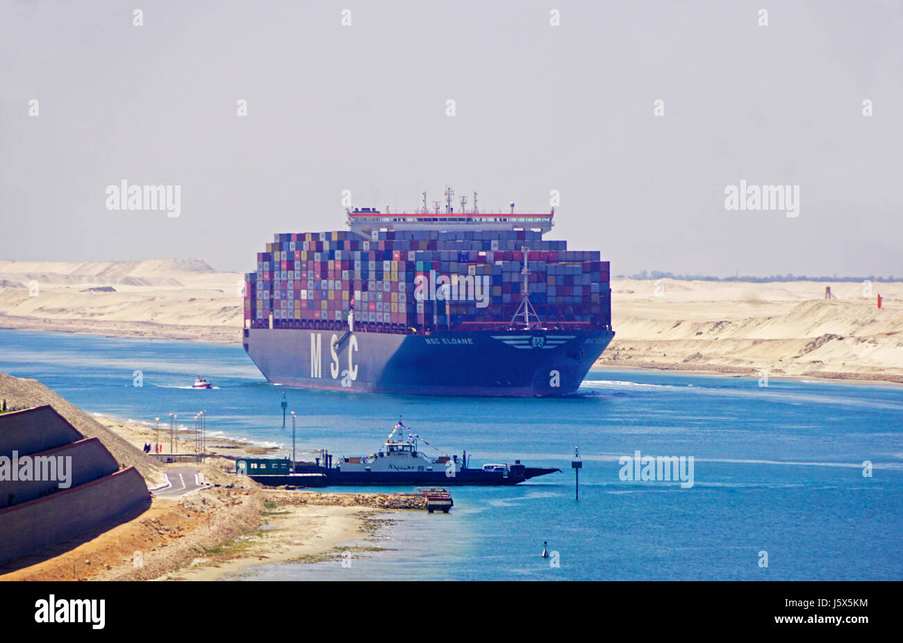 Container-Frachter und Fähre am Dock in Suez-Kanal. Stockfoto