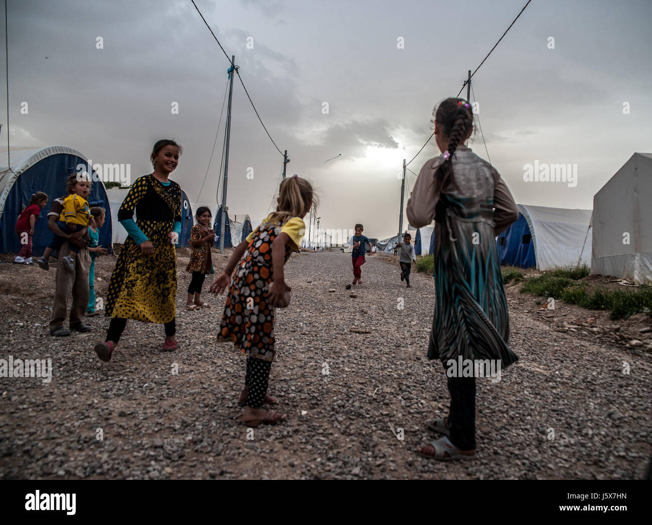 Durch Kämpfe in Mosul vertrieben die Kinder spielen im Khazir Flüchtlingslager in Kurdistan-Irak. Stockfoto