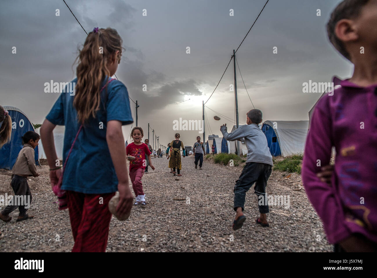 Durch Kämpfe in Mosul vertrieben die Kinder spielen im Khazir Flüchtlingslager in Kurdistan-Irak. Stockfoto