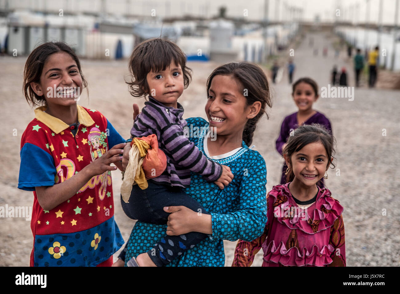 Durch Kämpfe in Mosul vertrieben die Kinder spielen im Khazir Flüchtlingslager in Kurdistan-Irak. Stockfoto