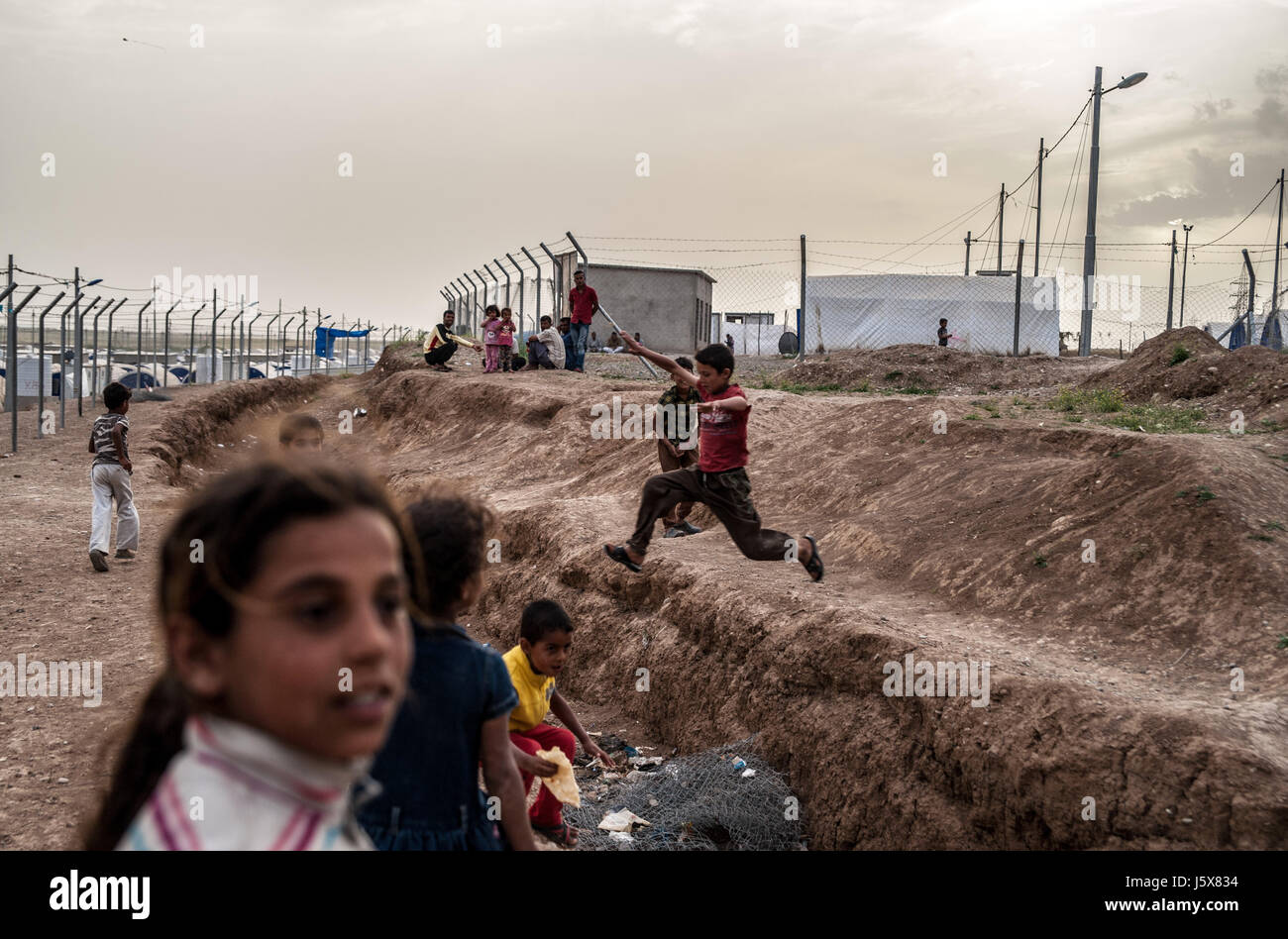 Durch Kämpfe in Mosul vertrieben die Kinder spielen im Khazir Flüchtlingslager in Kurdistan-Irak. Stockfoto