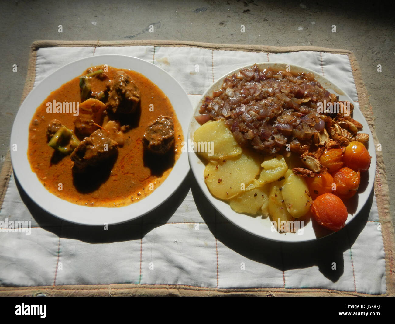 Dieses Gericht aus Bulacan, bekannt als Caldereta, ist ein traditioneller philippinischer Eintopf aus gehacktem Gemüse und Rindfleisch, der üblicherweise in verschiedenen philippinischen Haushalten für festliche Anlässe zubereitet wird. Stockfoto