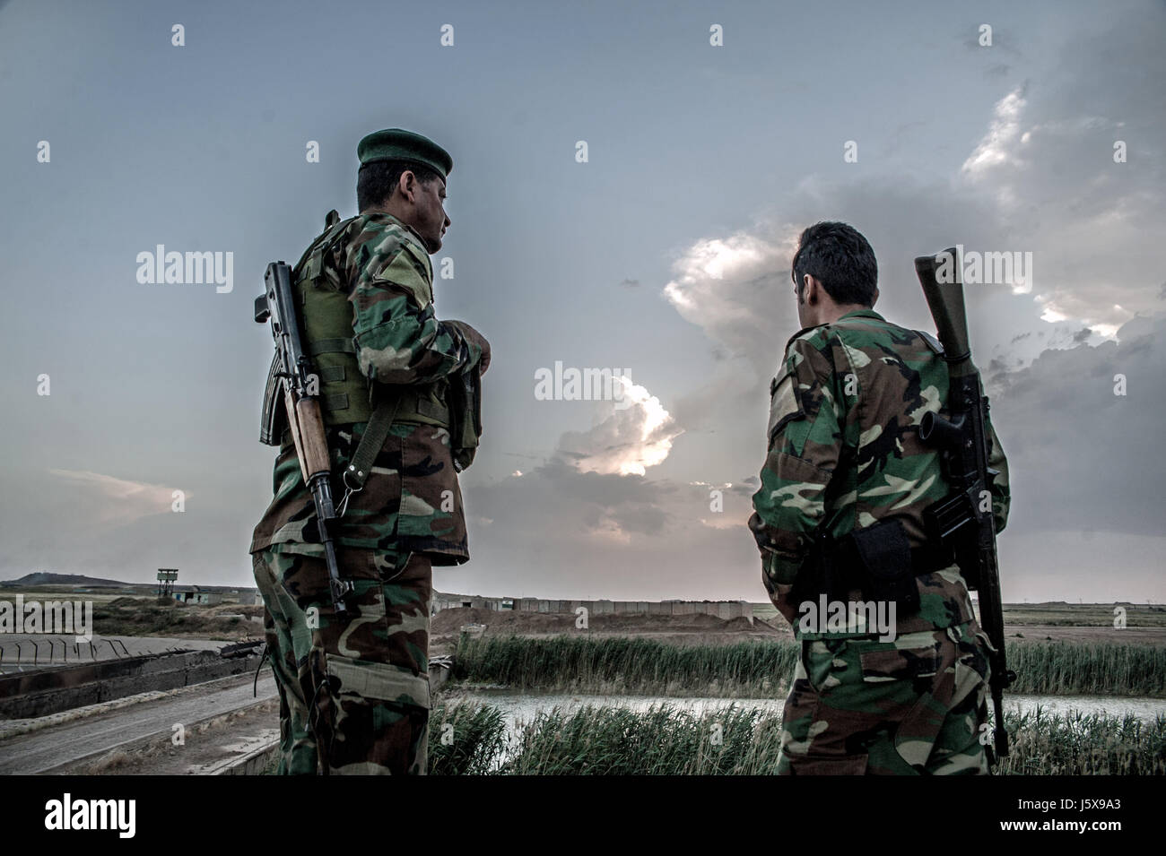 Kurdische Peshmerga Kräfte Wache stehen an einem Kontrollpunkt in der Nähe der Frontlinie in Hawija, Irak. Stockfoto