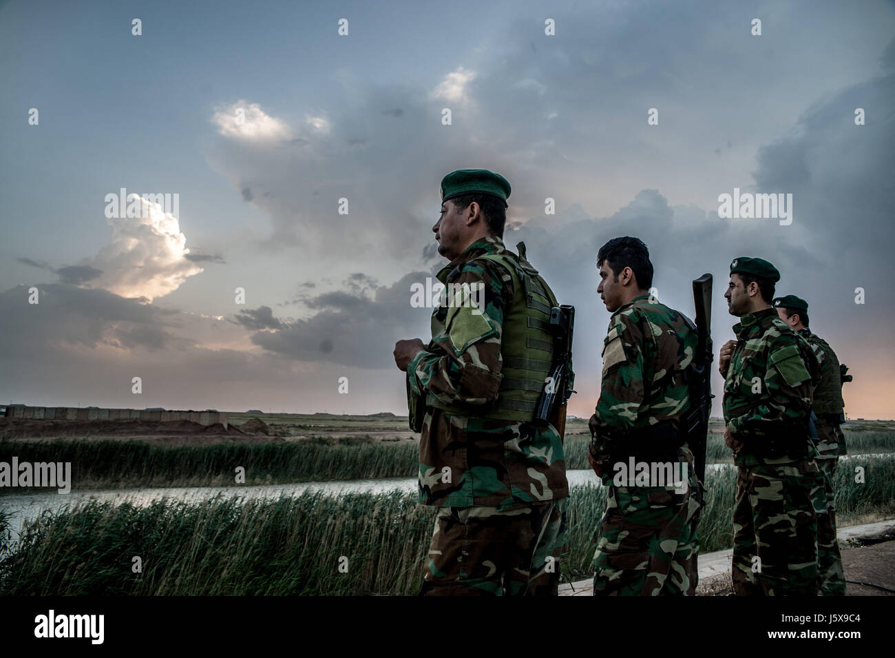 Kurdische Peshmerga Kräfte Wache stehen an einem Kontrollpunkt in der Nähe der Frontlinie in Hawija, Irak. Stockfoto
