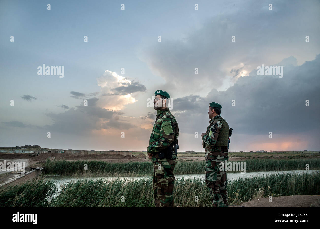 Kurdische Peshmerga Kräfte Wache stehen an einem Kontrollpunkt in der Nähe der Frontlinie in Hawija, Irak. Stockfoto