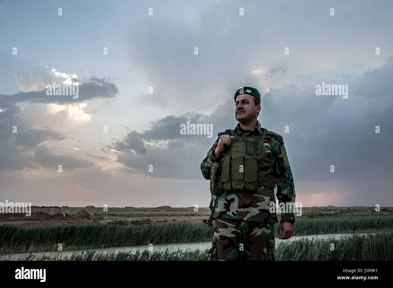 Kurdische Peshmerga Kräfte Wache stehen an einem Kontrollpunkt in der Nähe der Frontlinie in Hawija, Irak. Stockfoto