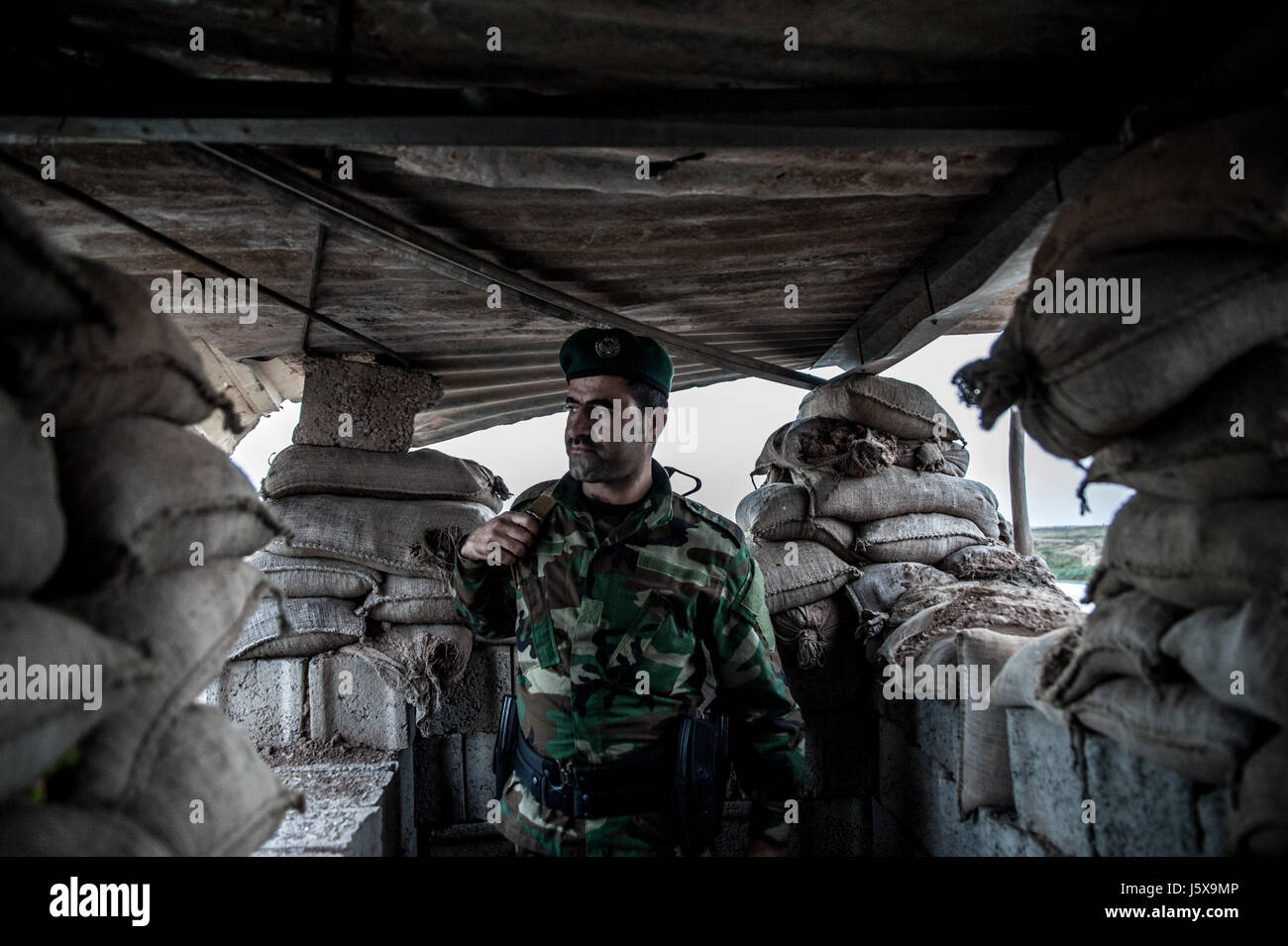 Kurdische Peshmerga Kräfte Wache stehen an einem Kontrollpunkt in der Nähe der Frontlinie in Hawija, Irak. Stockfoto