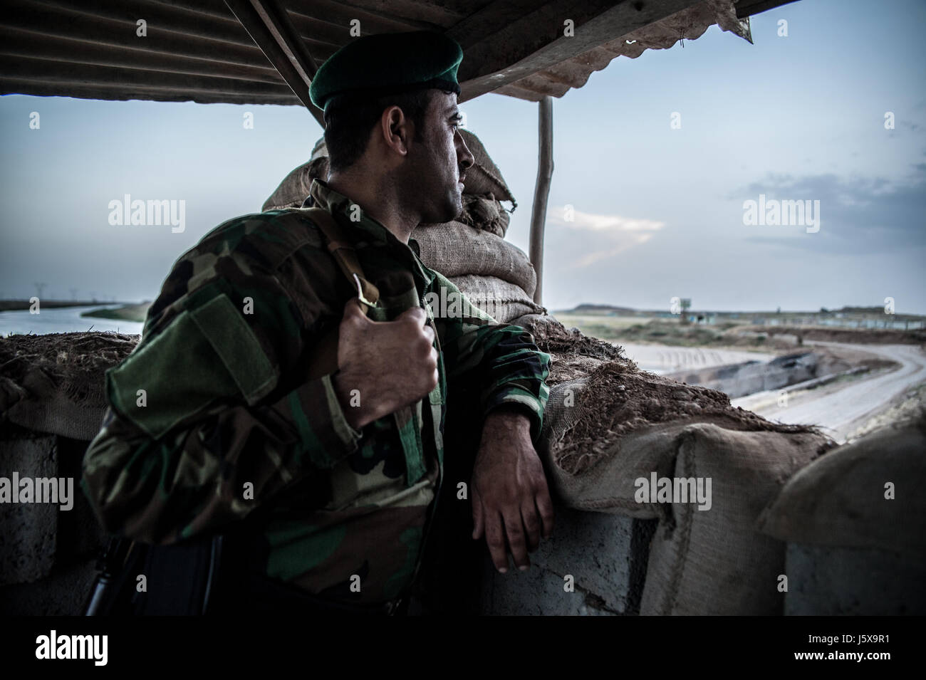 Kurdische Peshmerga Kräfte Wache stehen an einem Kontrollpunkt in der Nähe der Frontlinie in Hawija, Irak. Stockfoto