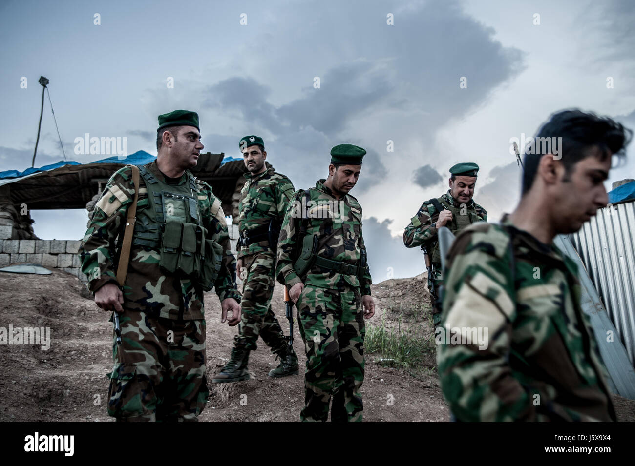 Kurdische Peshmerga Kräfte Wache stehen an einem Kontrollpunkt in der Nähe der Frontlinie in Hawija, Irak. Stockfoto