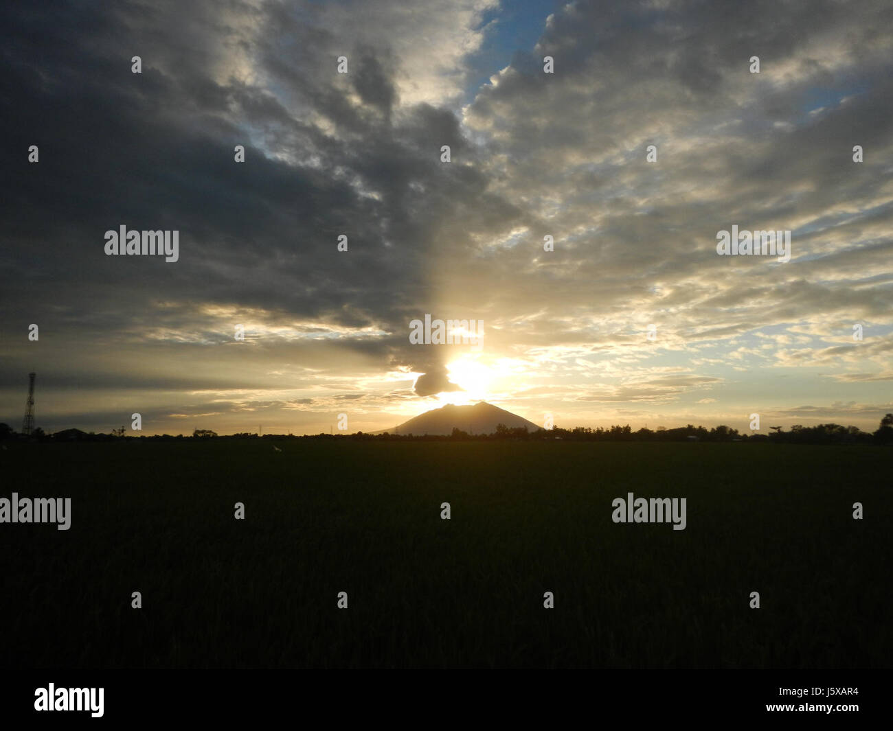 04157 mystische Wolken herrlich Strahlen Sonnenuntergang majestätischen Berg Arayat Pulo, San Isidro, Nueva Ecija 14 Stockfoto