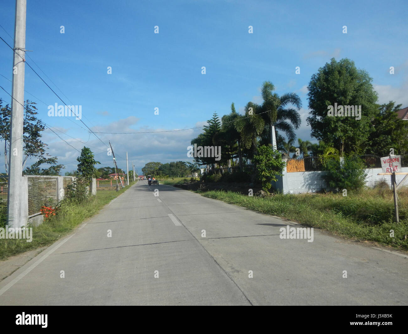 Dieses Bild aus dem frühen 20. Jahrhundert zeigt die Reisfelder, Straßen und die ländliche Landschaft von Salapungan, Magumbali und Candaba in Pampanga, Philippinen, und fängt das landwirtschaftliche Leben der Region ein. Stockfoto