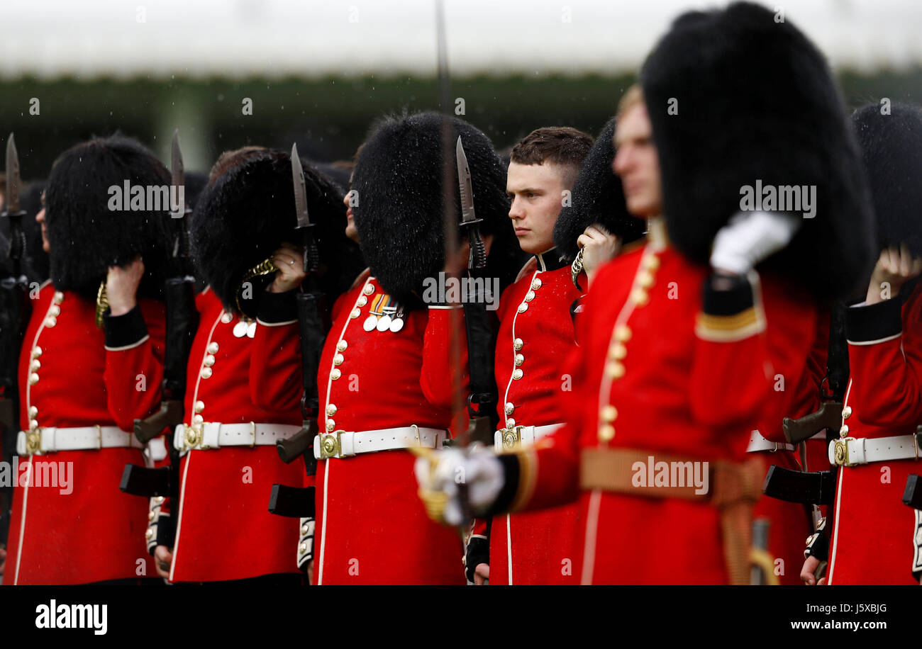 Soldaten der Scots Guards entfernen ihre Bärenfellmützen, nachdem Königin Elizabeth II neue Farben 1. Bataillon und F Firma Scots Guards während einer Zeremonie im Buckingham Palace in London vorgestellt. Stockfoto