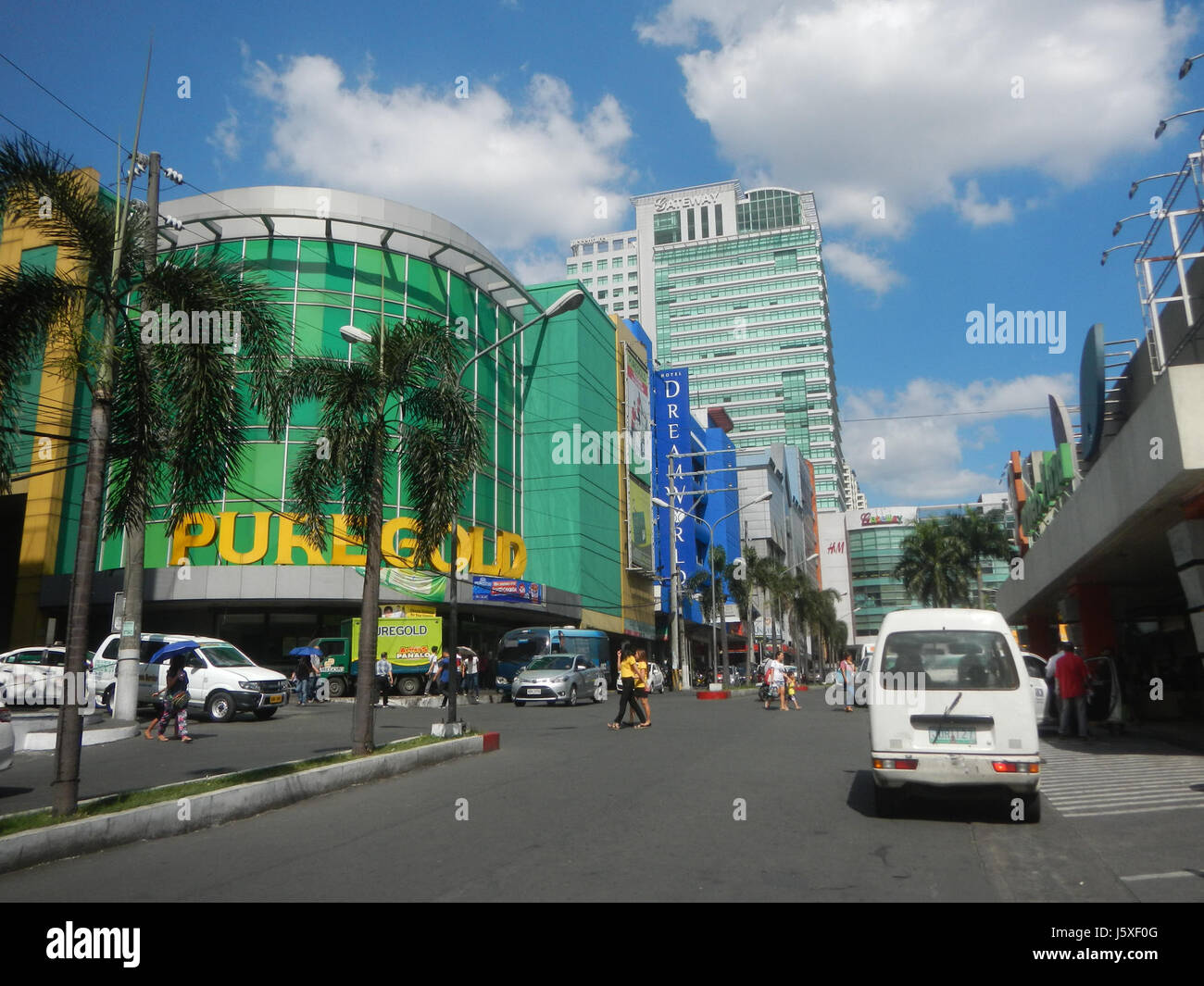 Dieser Titel bezieht sich auf das Araneta Center in Cubao, Quezon City, Philippinen, das für seine kommerzielle und kulturelle Bedeutung bekannt ist. Es ist ein wichtiger Knotenpunkt für Shopping, Unterhaltung und Geschäftsaktivitäten in Metro Manila. Stockfoto