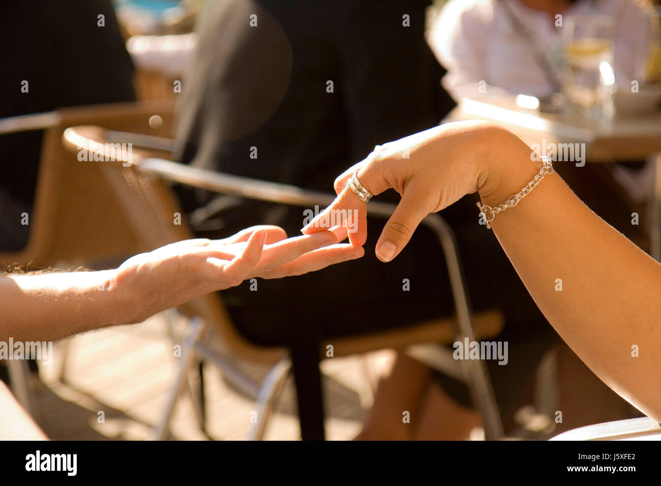 Café Hand Hände halten Liebe in Liebe in Liebe paar paar Café fiel Bär hand Hände Stockfoto